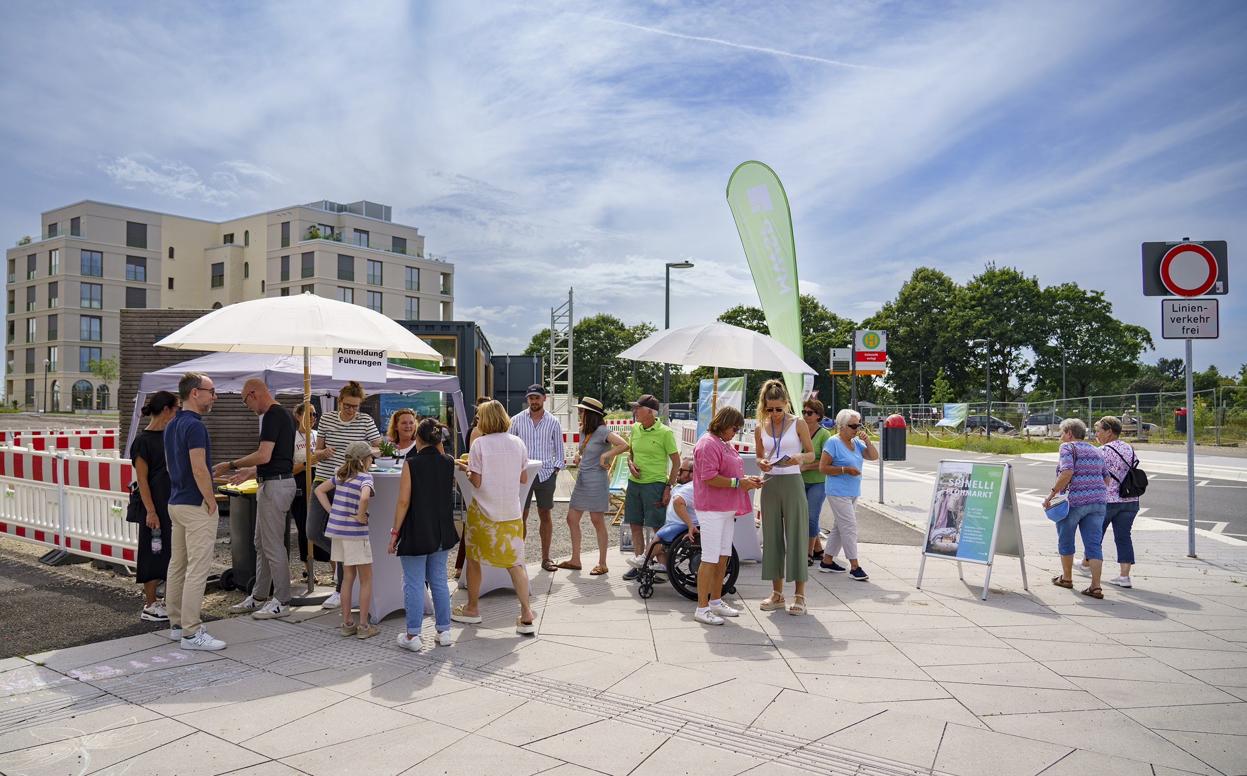 Menschenmenge am Stand der MWSP beim SPINELLI Sommerfest.