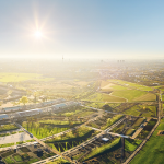 Drohnenaufnahme des Spinelli Parks mit U-Gebäude.