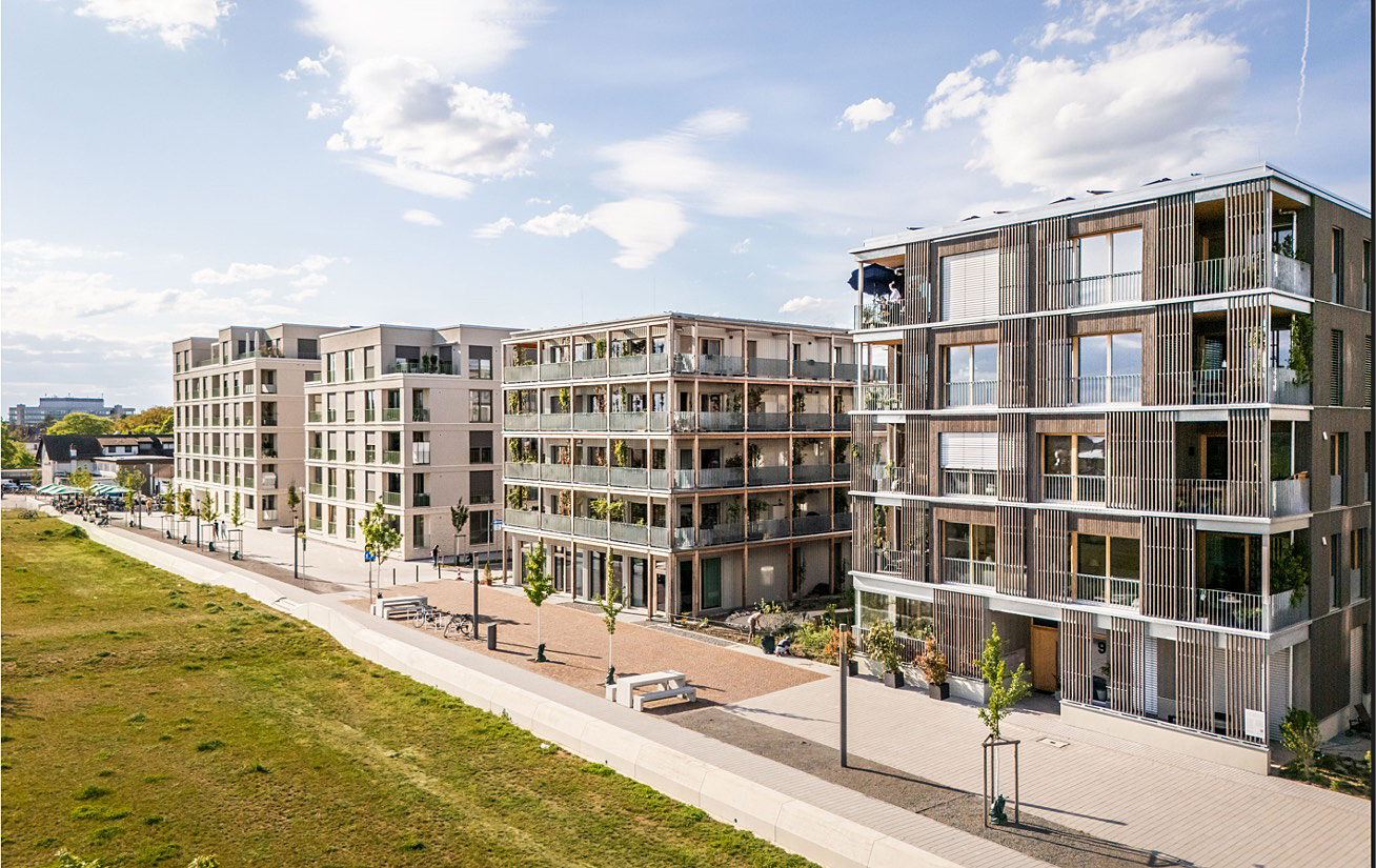 Blick auf vier mehrgeschossige Spinelli Gebäude am Übergang zum Spinelli Park.