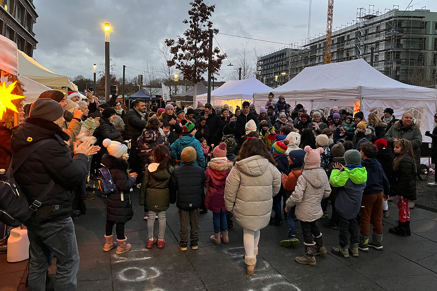 Aufführung einer großen Kindertanzgruppe vor Publikum auf dem SPINELLI Weihnachtsmarkt.