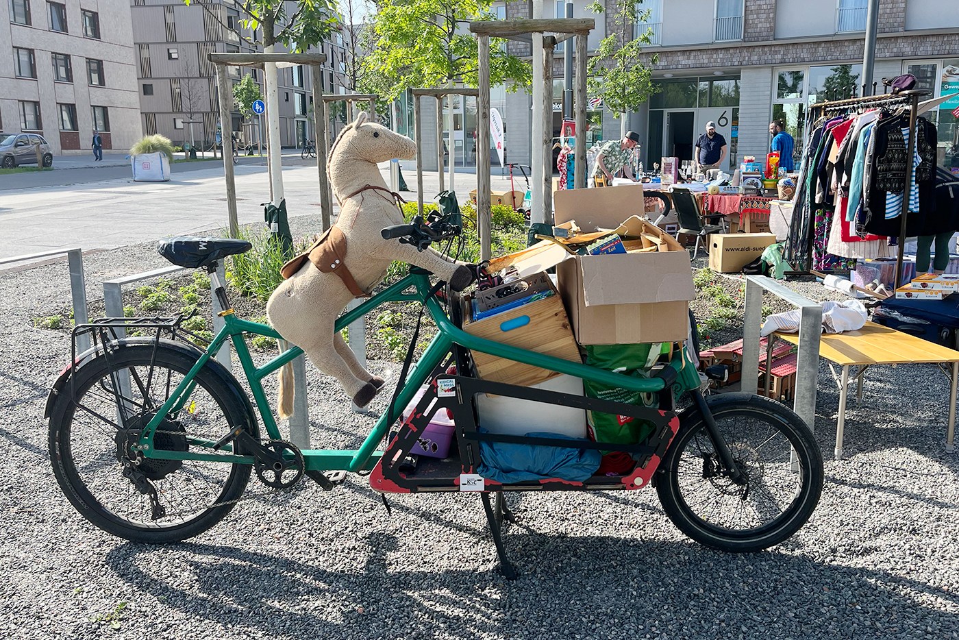 Lastenrad mit Flohmarktartikeln.