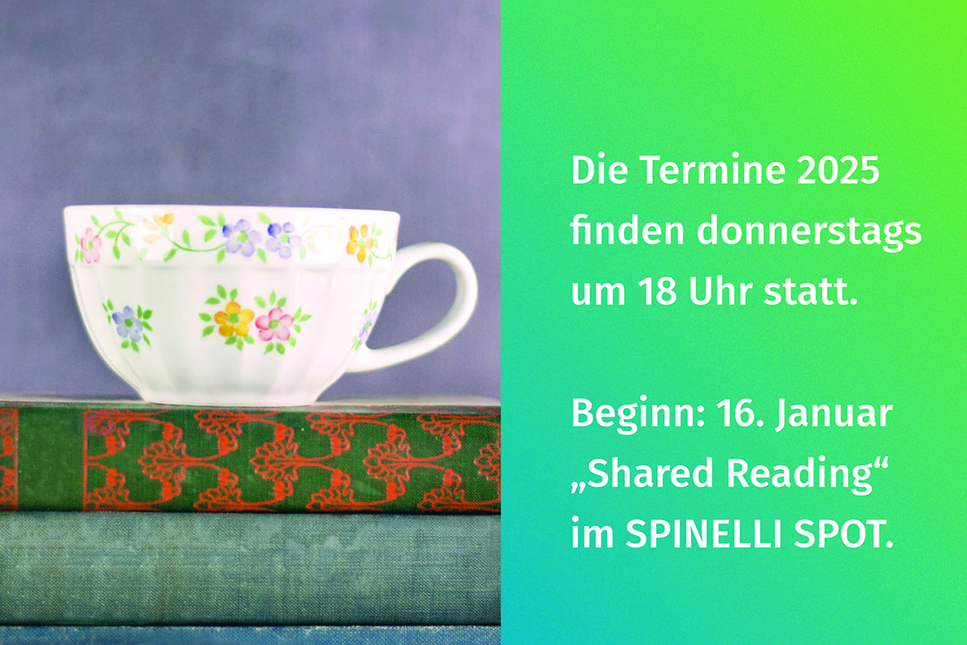 Eine Kaffeetasse mit Blumenverzierung steht auf einem Stapel Bücher.