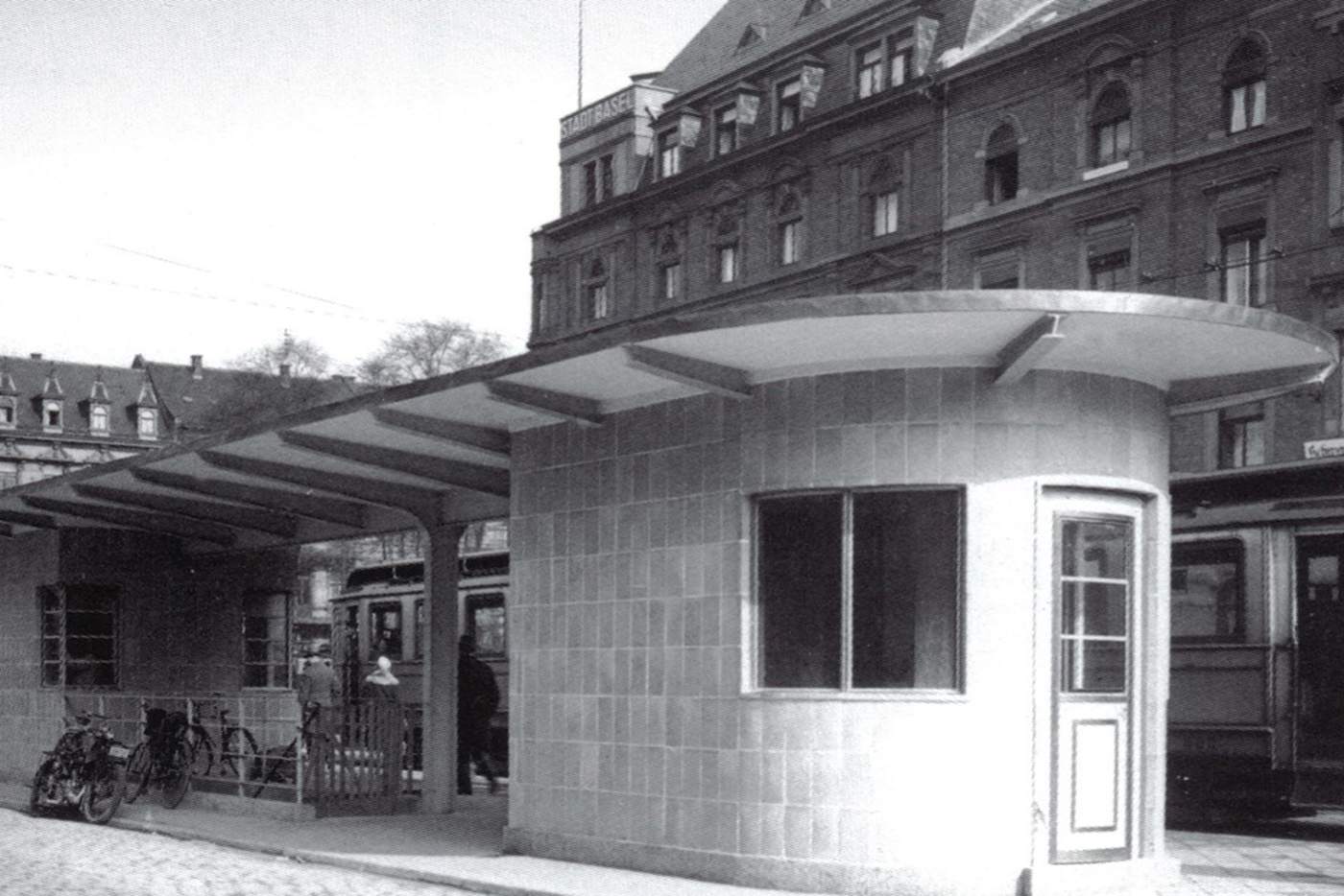 Abgerundetes Gebäude der Straßenbahnhaltestelle Tattersaal im Architektur-Stil der 20er Jahre.