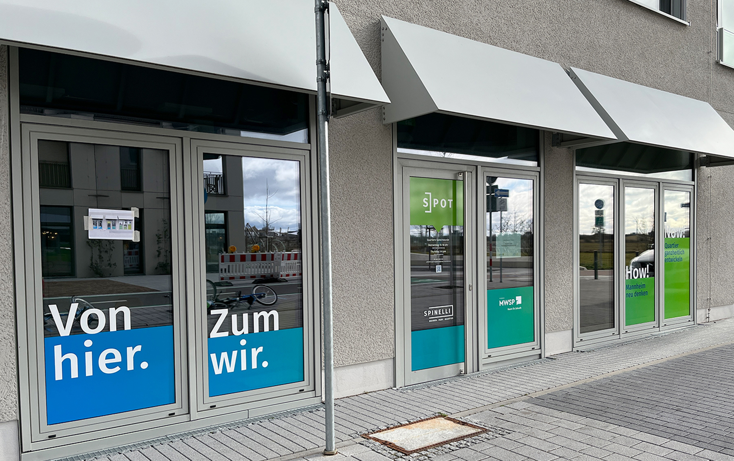 Großes überdachtes Fenster und Eingangstür zum SPINELLI SPOT, dem Beratungsbüro des MWSP