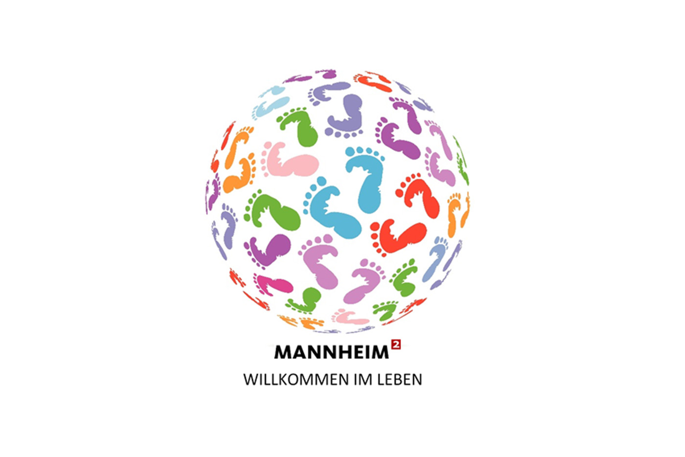 KI-basierte Bildbeschreibung | Ein Globus aus bunten Fußabdrücken mit dem Text MANNHEIM² WILLKOMMEN IM LEBEN darunter.