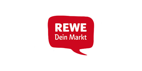 KI-basierte Bildbeschreibung | Das REWE-Logo zeigt REWE Dein Markt in weißer Schrift innerhalb einer roten Sprechblase, die Nahversorgung und Engagement für lokale Gemeinschaften symbolisiert.