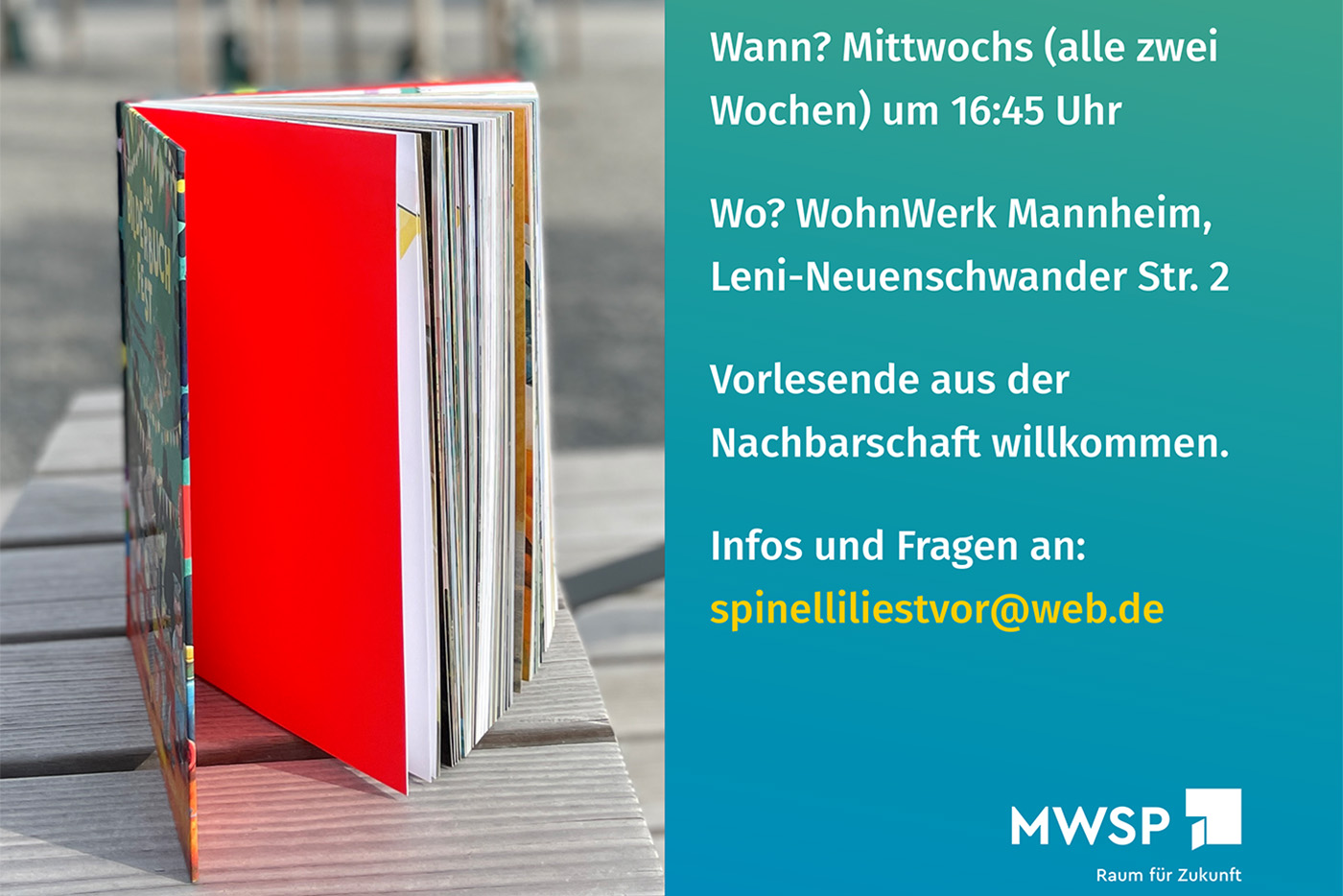 KI-basierte Bildbeschreibung | Ein aufgeschlagenes Buch steht aufrecht auf einem Tisch, Veranstaltungshinweise für einen Mannheimer Nachbarschaftslesekreis sind neben einer Kontakt-E-Mail angebracht.