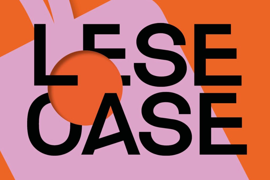 KI-basierte Bildbeschreibung | Fetter schwarzer Text mit der Aufschrift LESE OASE und Termine auf einem abstrakten Hintergrund in Rosa und Orange, wobei ein Teil des Textes eine kreisförmige orangefarbene Form durchschneidet.