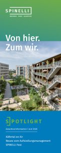 KI-basierte Bildbeschreibung | Eine moderne Wohnanlage mit Balkonen und einem zentralen Innenhof, begleitet von einem deutschen Text, der für das Wohngebiet Spinelli und eine Veranstaltung im Juni 2026 wirbt, sowie einem einfachen Zugang zu Downloads für weitere Informationen.
